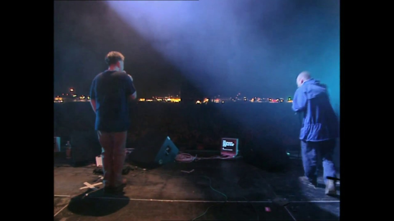 Bernard Sumner and Keith Allen performing World in Motion, Reading '98
